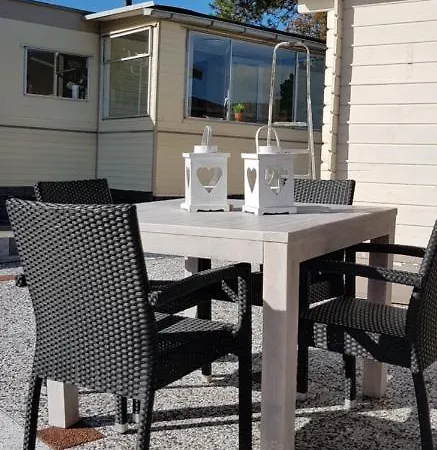 Carafun met buitenbad aan het water Chalet Ooltgensplaat