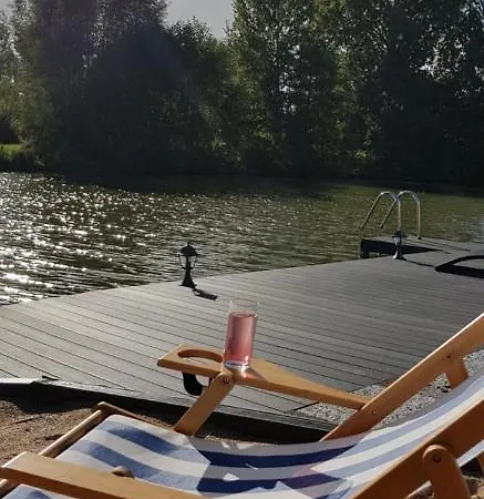 Carafun met buitenbad aan het water *