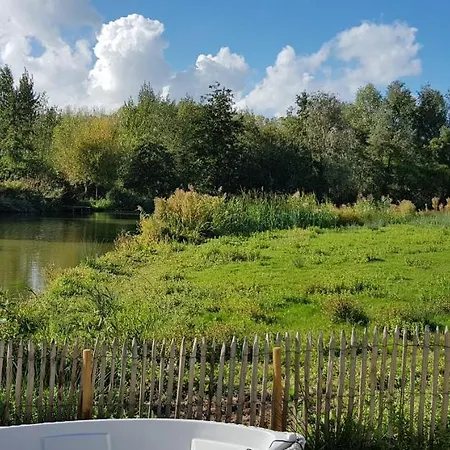 Carafun met buitenbad aan het water Chalet Ooltgensplaat