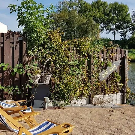 Carafun Met Buitenbad Aan Het Water