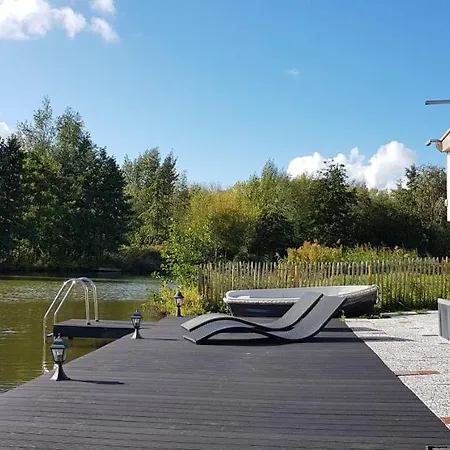 Carafun met buitenbad aan het water Chalet Ooltgensplaat