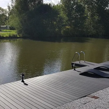 Carafun Met Buitenbad Aan Het Water Chalet
