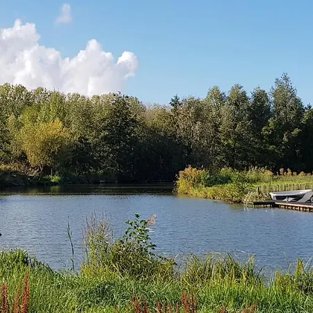 Chalet Carafun met buitenbad aan het water *