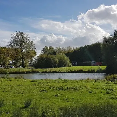 Carafun Met Buitenbad Aan Het Water * Ooltgensplaat