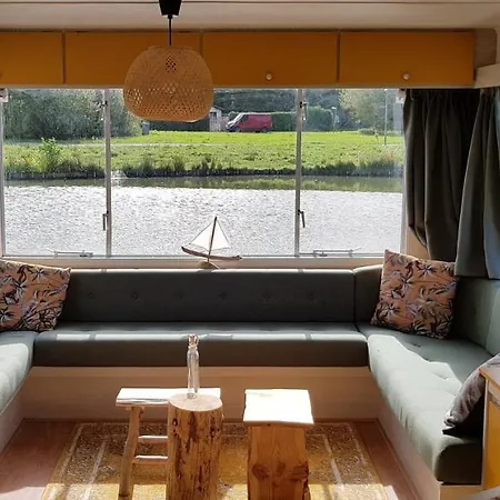 Carafun met buitenbad aan het water Chalet *