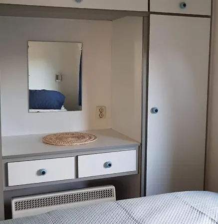 Chalet Carafun met buitenbad aan het water Ooltgensplaat