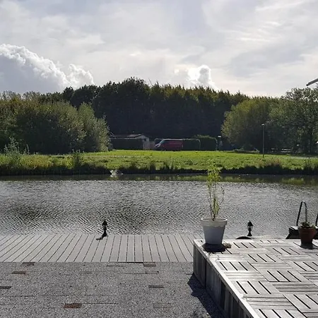 Carafun Met Buitenbad Aan Het Water *