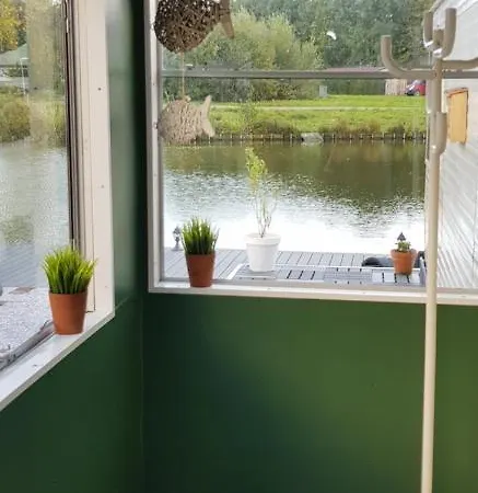 Carafun met buitenbad aan het water Chalet *