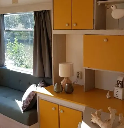 Carafun met buitenbad aan het water Chalet