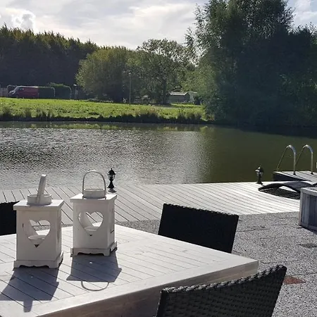 Carafun met buitenbad aan het water Ooltgensplaat