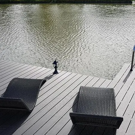 Carafun Met Buitenbad Aan Het Water Chalet