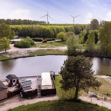Carafun met buitenbad aan het water Chalet