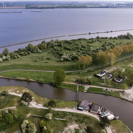 Carafun met buitenbad aan het water Chalet Ooltgensplaat