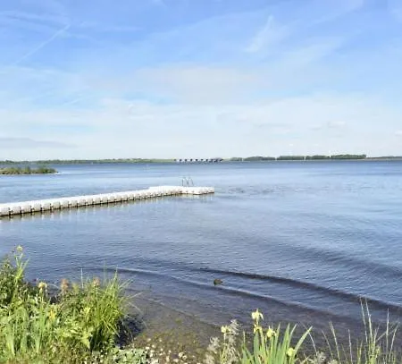 Chalet Carafun met buitenbad aan het water