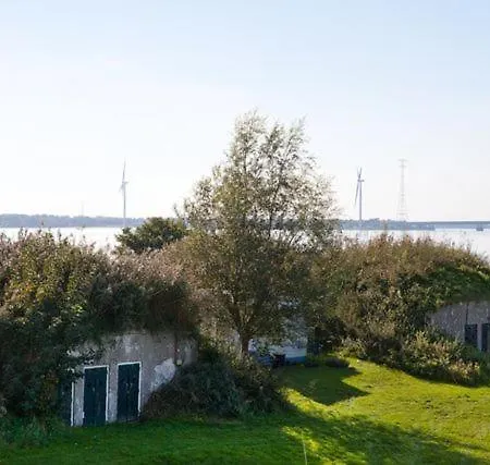 Carafun met buitenbad aan het water *