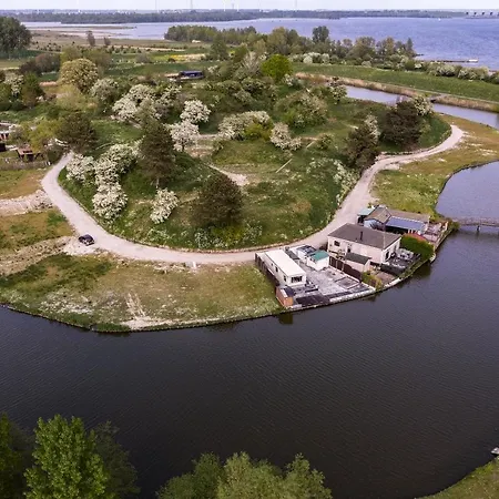 Carafun met buitenbad aan het water Chalet