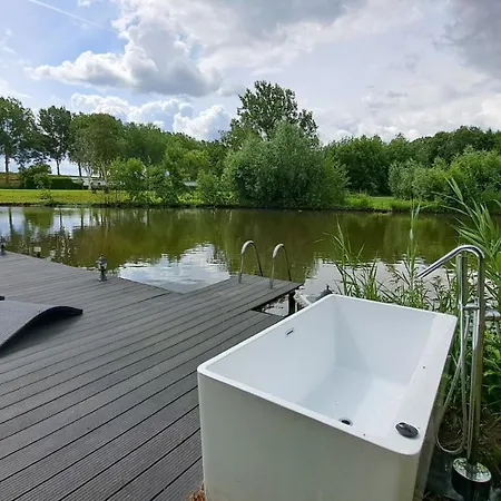 Carafun Met Buitenbad Aan Het Water * Ooltgensplaat