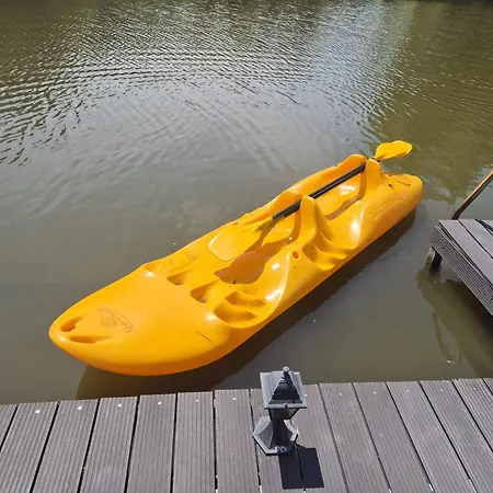 Carafun Met Buitenbad Aan Het Water シャレー Ooltgensplaat