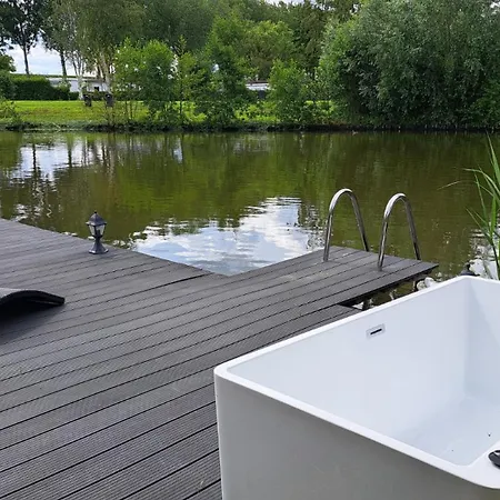 Carafun Met Buitenbad Aan Het Water Ooltgensplaat