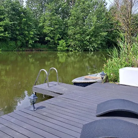 Chalet Carafun Met Buitenbad Aan Het Water Ooltgensplaat
