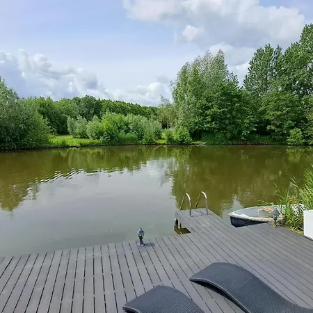 Carafun Met Buitenbad Aan Het Water *