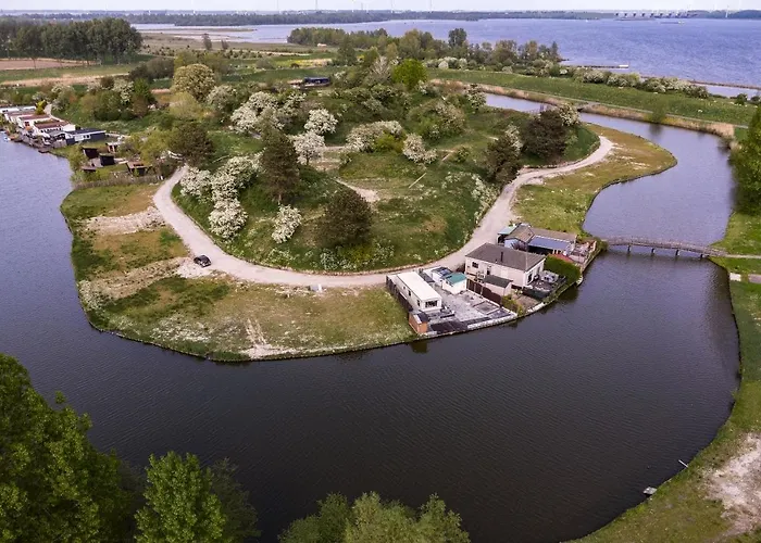 Carafun Aan Het Water Chalet